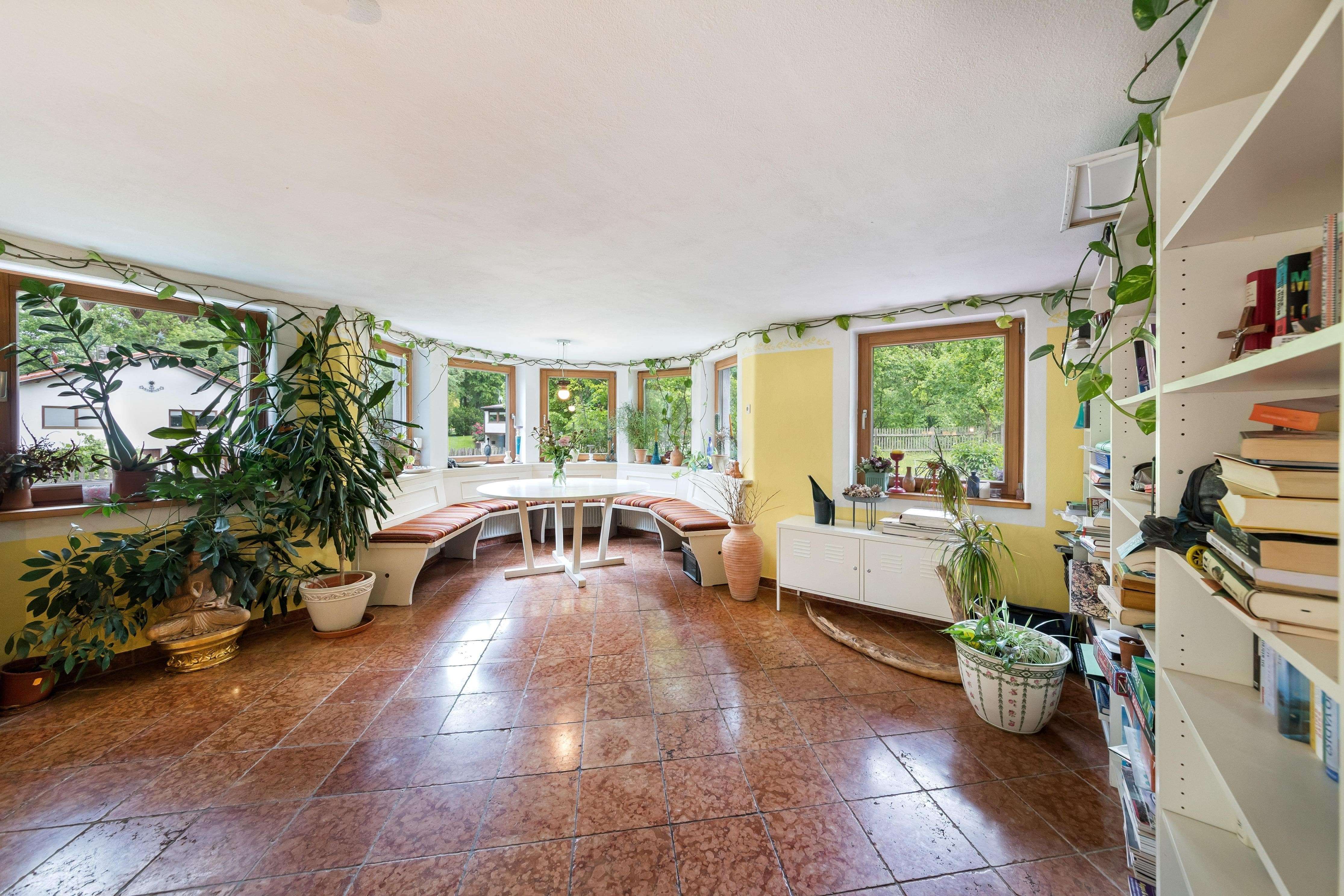 Immobilie in Weyarn - Idyllisch gelegenes Bauernhaus mit viel Wohnfläche
 - Bild 5