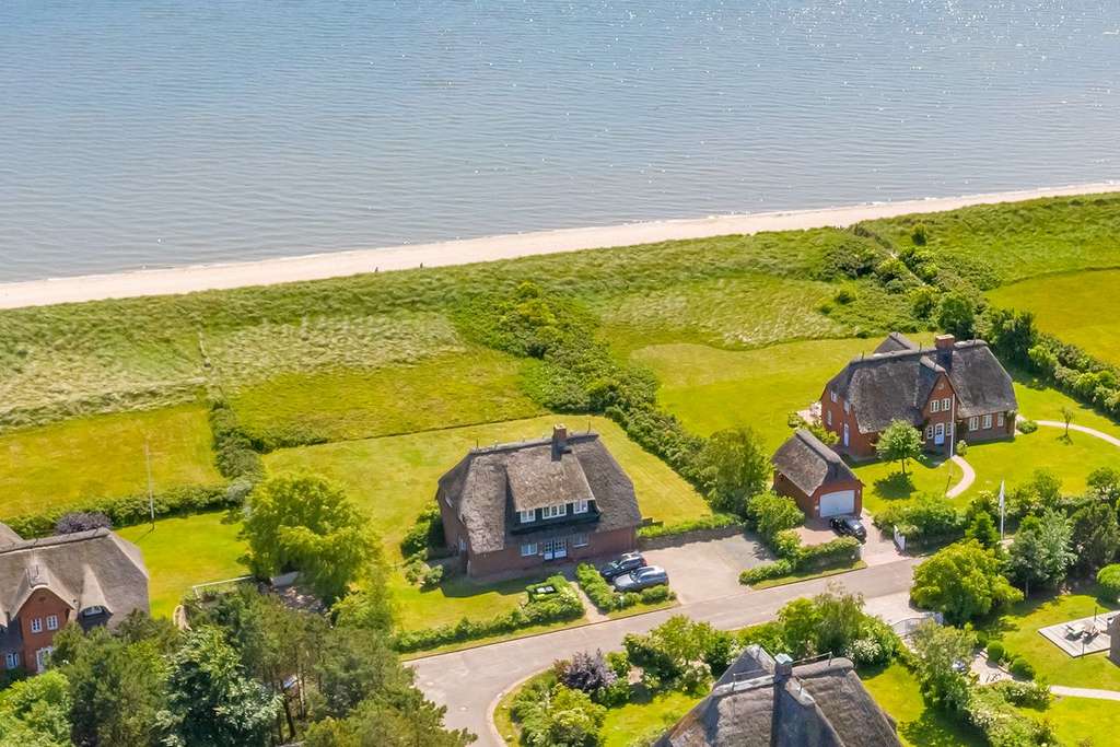 Immobilie in Nieblum - EG-Ferienwohnung unter neuem Reetdach + zusätzliches Teileigentum ("Apartment") im Souterrain - in exklusiver Insellage - Bild 0