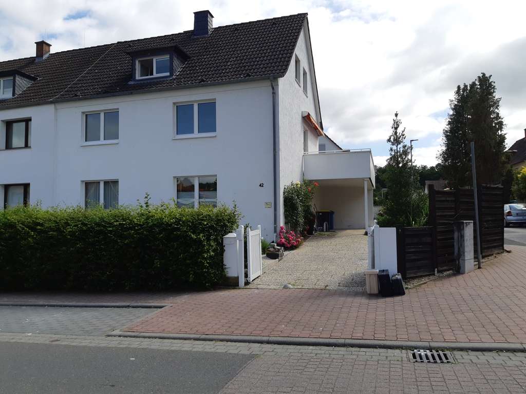 Immobilie in Idstein - Schöne Doppelhaushälfte mit Einliegerwohnung, Carport und Garten - Bild 0