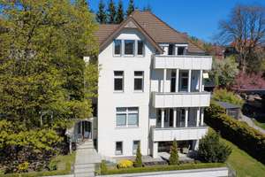 Altbaucharme trifft Harznatur – Mehrfamilienhaus in Hahnenklee mit vielfältigen Möglichkeiten – Die vollständige Adresse der Immobilie erhältst du vom Anbieter., 38644 Goslar – Vorschaubild 2