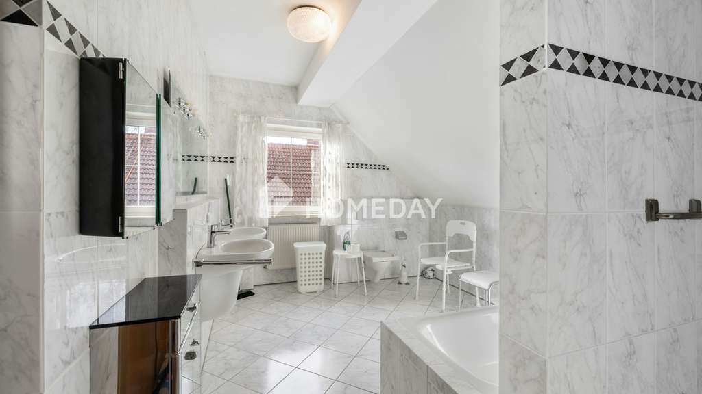 Immobilie in Attenkirchen - Familienidylle in ruhiger Lage – Einfamilienhaus mit großem Garten und viel Platz zum Leben
 - Bild 2