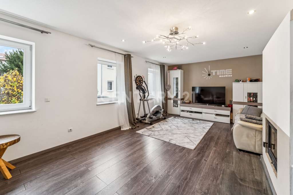 Immobilie in Altötting - Doppelhaushälfte mit viel Platz, Terrasse und Carport – zentral und dennoch ruhig in Altötting - Bild 2