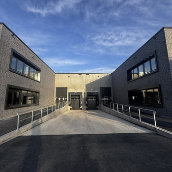 Über 1.700 m² Logistikfläche | Rampen und ebenerdige Tore | Gewerbeparkneubau