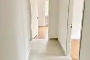 3-Raum-Wohnung mit gehobener Innenausstattung mit Einbauküche in München – München – Vorschaubild 3