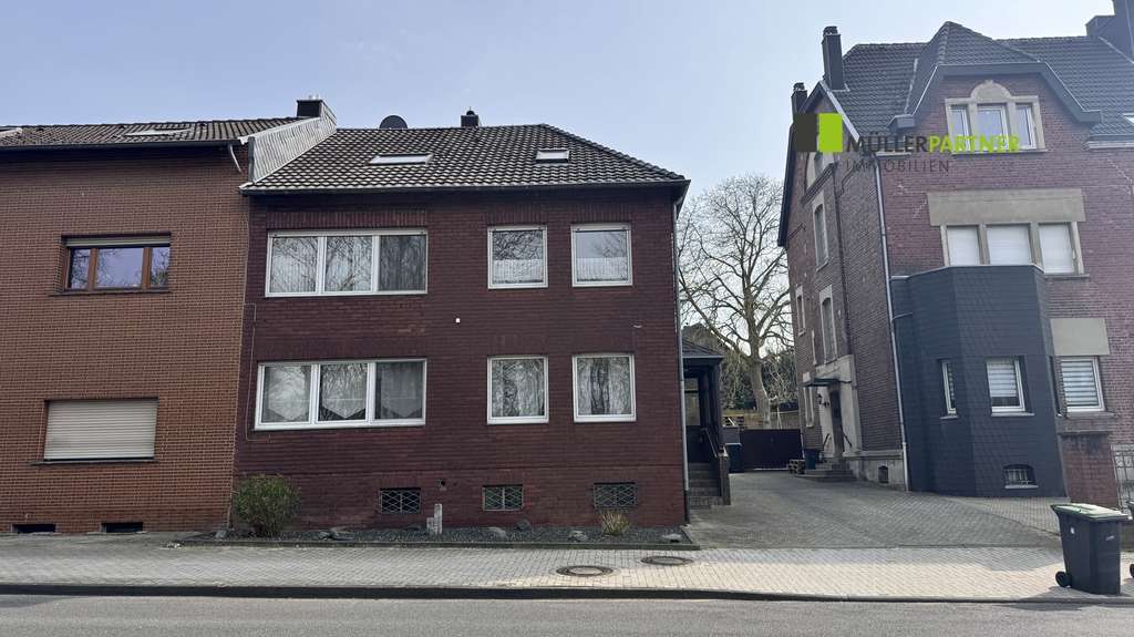 Immobilie in Eschweiler - Attraktives Zweifamilienhaus mit schönem Grundstück und 3 Garagen - Bild 1