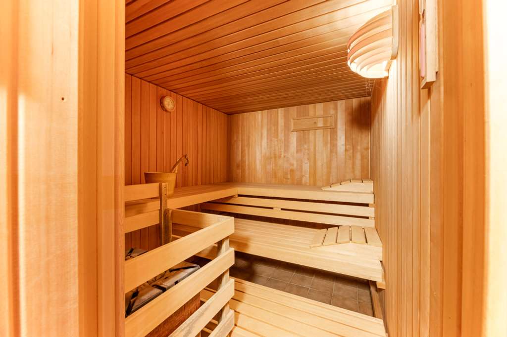 Immobilie in Trochtelfingen - ++ Großzügiges EFH mit 255 m² Wfl., Indoor-Pool & Sauna – viel Platz für Familie & Hobbys ++ - Bild 3