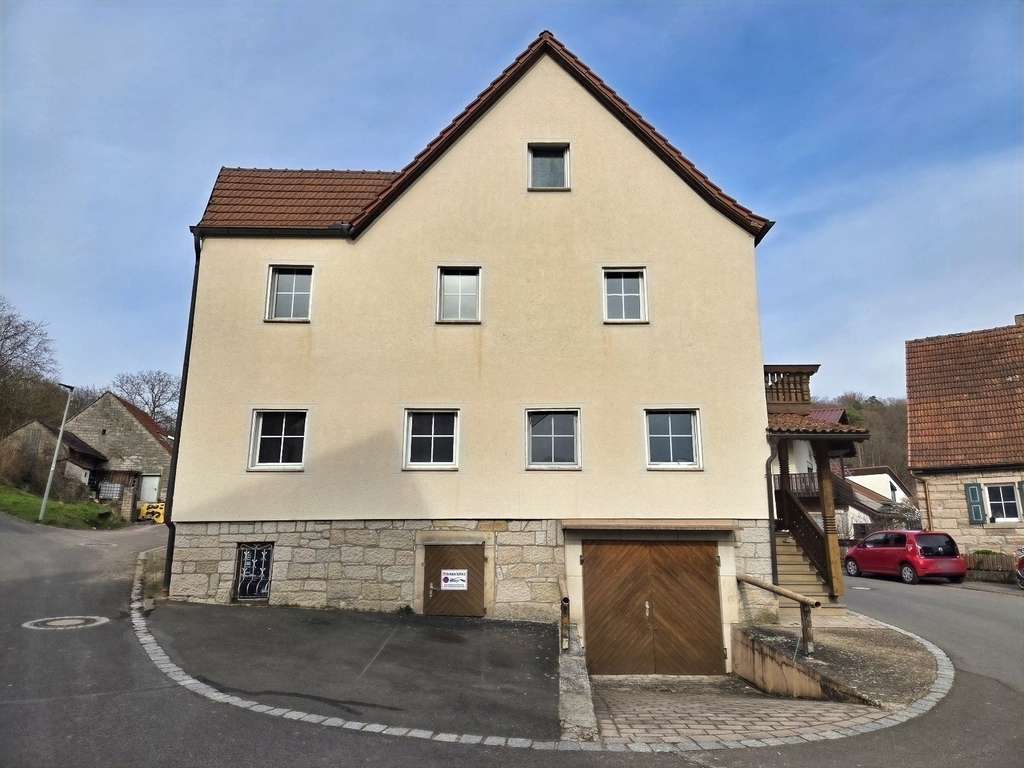 Immobilie in Oberaurach - Großes EFH (Wfl. 160 m²) mit Garten und Nebengebäude in ruhiger Lage von Oberschleichach - Bild 2