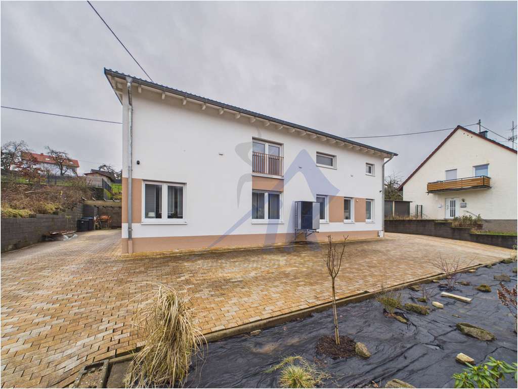 Immobilie in Schönenberg-Kübelberg - IK | Schönenberg: Modernes Zweifamilienhaus mit großzügigem Raumgefühl & 2 Einheiten - Bild 1