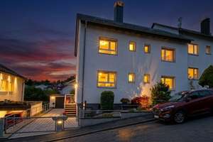 DER SOMMER KANN KOMMEN! GEPFLEGTES ZWEIFAMILIENHAUS MIT VIEL PLATZ – Die vollständige Adresse der Immobilie erhältst du vom Anbieter., 65207 Rambach, Wiesbaden – Vorschaubild 1