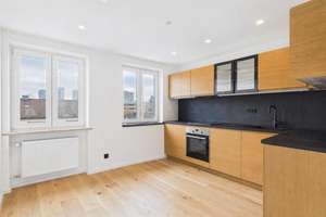 Wohnkomfort auf zwei Etagen – Elegante Maisonette mit Balkon – Die vollständige Adresse der Immobilie erhältst du vom Anbieter., 80807 Milbertshofen, München – Vorschaubild 2