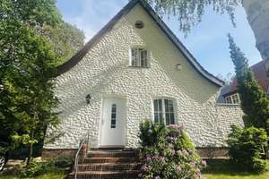 Idyllisches Sonnengrundstück in NIKOLASSEE mit gepflegtem Garten, Terrasse, Garage & Sauna – Die vollständige Adresse der Immobilie erhältst du vom Anbieter., 14129 Nikolassee, Berlin – Vorschaubild 1