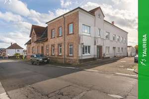 +++Mixed-Use-Ensemble: 4 vermietete Wohnungen, EFH & vielseitige Gewerbeflächen+++ – Hauptstraße 8, 66978 Clausen – Vorschaubild 2