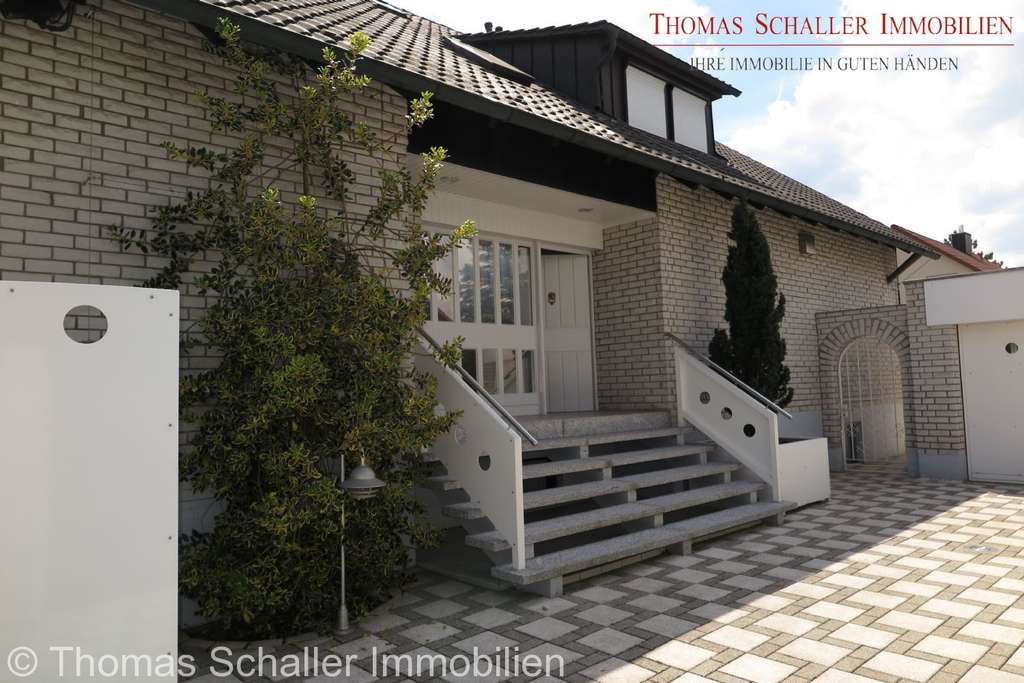 Immobilie in Seukendorf - Exklusives Zweifamilienhaus mit 3 Einheiten, Erdwärmepumpe  Wellnessbereich in ruhiger Lage - Bild 4