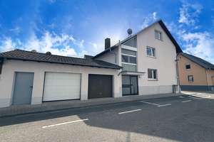 Willkommen daheim! Tolles 2-FH mit 2 sep. Eingängen, 2 Garagen, Balkon, Terrasse und schönem Garten – Die vollständige Adresse der Immobilie erhältst du vom Anbieter., 76706 Dettenheim – Vorschaubild 1