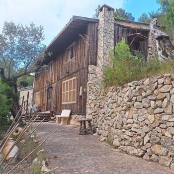 Ein rustikales Anwesen wird in der Gegend von Conques de Puigpunyent zum Verkauf angeboten.