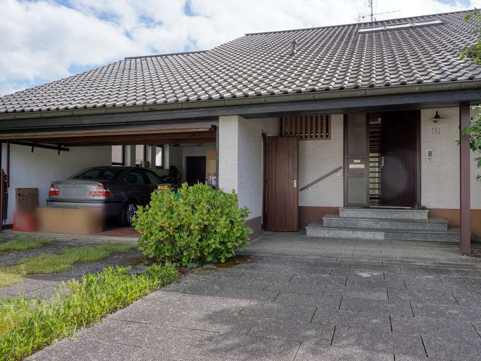 Eingang und Garage