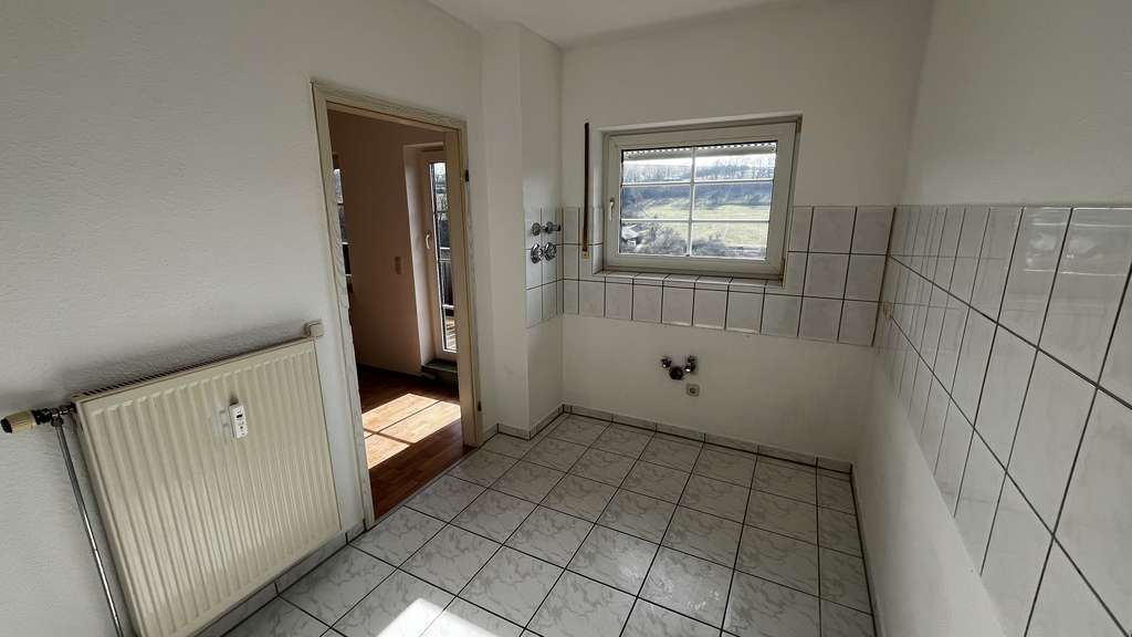 Immobilie in Grävenwiesbach - Renovierte 4-Zimmer-Wohnung mit Balkon und Garage in Grävenwiesbach - Bild 1