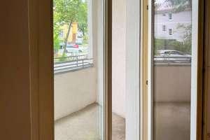 Klassischer Wohncharme in Karlshorst – 2 Zimmer mit sonnigem Westbalkon – 10318 Karlshorst, Berlin – Vorschaubild 3
