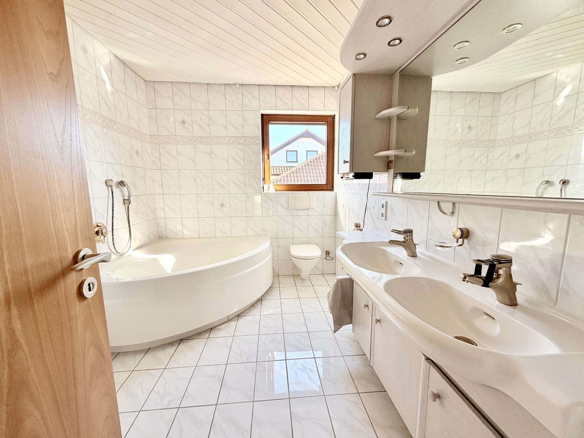 Immobilie in Sasbach am Kaiserstuhl - Charmantes Einfamilienhaus mit 5,5 Zimmern und großzügigem Grundstück - Bild 13