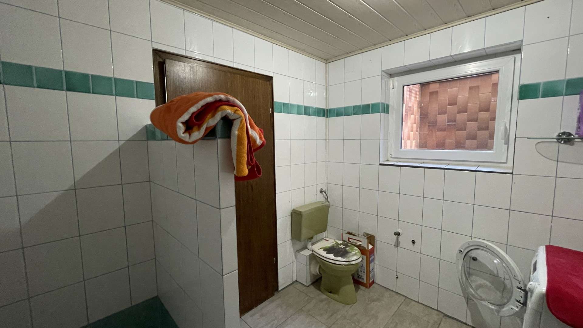 Immobilie in Hennef (Sieg) - Gepflegtes, verklinkertes Zweifamilienhaus mit zwei Garagen und PV-Anlage in Hennef-Blankenberg! - Bild 24