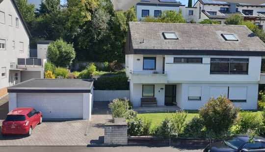 Bild von Freistehendes Zweifamilienhaus mit großer Doppelgarage in Wiesbaden-Breckenheim