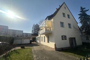 Wohnhaus 3 WE, 240 m² + Gewerbeeinheit  300 m² - zum Wohnausbau in begehrter Lage.