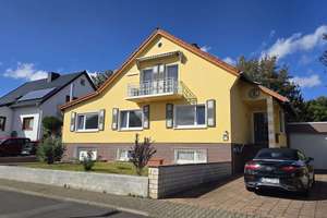 Sehr gepflegtes EFH mit Garten und 2 Garagen in ruhiger Top-Lage – Hochstraße 9, 65558 Gückingen – Vorschaubild 3