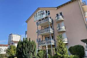 Gepflegte 2-Zimmer-Wohnung mit Balkon, Einbauküche, Stellplatz & Aufzug in Maintal-Dörnigheim
