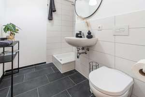Bezugsfrei | energetisch sanierte 2-Zimmer-Wohnung mit Balkon & TG – Iltisstraße 150, 50825 Neuehrenfeld, Köln – Vorschaubild 9