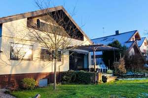 Zweifamilienhaus mit Balkon und schönem Garten angrenzend an Felder und Wiesen in Nürtingen – Die vollständige Adresse der Immobilie erhältst du vom Anbieter., 72622 Nürtingen – Vorschaubild 1