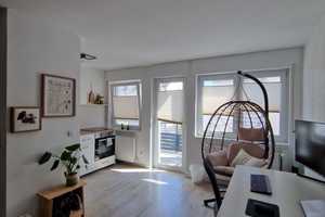 Stilvolle, vollständig renovierte 1-Zimmer-Wohnung mit Balkon und Einbauküche in Karlsruhe – Karlsruhe – Vorschaubild 1