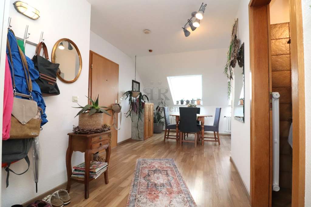 Immobilie in Dinslaken - Raumwunder! Schöne, gepflegte und schnuckelige Dachgeschosswohnung mit Weitblick über Dinslaken! - Bild 1