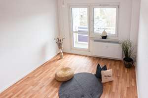 Attraktive 3-Raum-Wohnung mit Balkon in schönem Wohnumfeld – Albert-Köhler-Str. 53, 9122 Morgenleite, Chemnitz – Vorschaubild 2