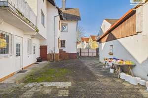 Ein- bis Zweifamilienhaus mit Scheune & Bauplatz – großes Grundstück & Potenzial – Die vollständige Adresse der Immobilie erhältst du vom Anbieter., 61138 Niederdorfelden – Vorschaubild 1