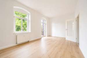 Frisch renovierte 2-RW im 1. OG* sonniger Balkon* Bad mit Dusche*  Keller* zentrale Lage* PKW-SP*