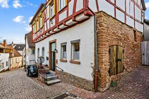 **Denkmalgeschütztes Stadthaus - vielseitig nutzbar - in attraktiver Innenstadtlage von Gelnhausen** – Die vollständige Adresse der Immobilie erhältst du vom Anbieter., 63571 Gelnhausen – Vorschaubild 1