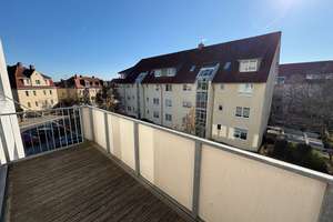 Top sanierte 2-RW mit Südbalkon am Niedersedlitzer Platz ! 