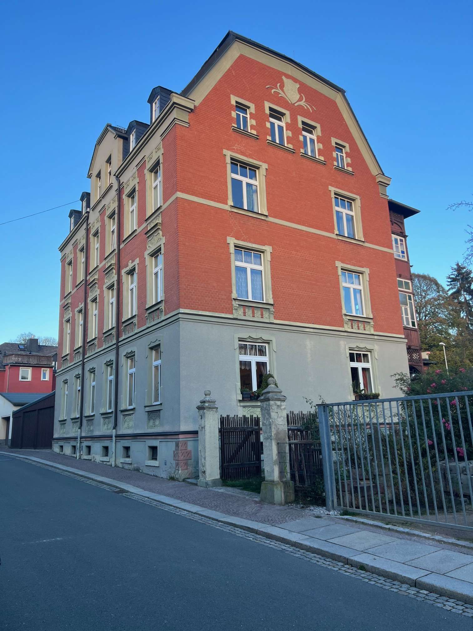 *Denkmalschutz* Wohnungspaket mit 3 WE (leer) + 1 Einheit nicht ausgebaut + Garage + Nebengebäude, Erzgebirgskreis – Bild 1