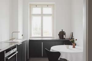 Stilvolle Altbauwohnung mit Balkon und Aufzug in ikonischer Architektur