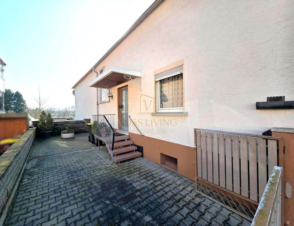 Immobilie in Wöllstadt - Ein-| Zweifamilienhaus mit 2 Balkonen, Garten, Keller, Garage und 2 KFZ Stellplätzen in Feldrandlage - Bild 2