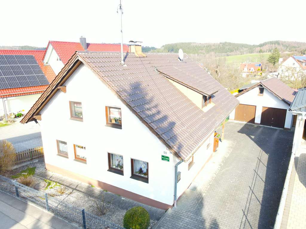 Immobilie in Krumbach (Schwaben) - EINZIEHEN & GENIESSEN! EFH MIT DOPPELGARAGE, TERRASSE u. SCHÖNEM GARTEN IN ATTENHAUSEN! - Bild 0