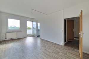 Gemütliche Wohnung mit Balkon *In Renovierung bis August* – Herzogswalder Straße 5, 1169 Dresden – Vorschaubild 2