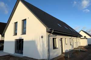 ...Neubau Erstbezug! Attraktives und modernes Reihenhaus mit S- W Terrasse und zwei Stellplätzen  – Hamburger Str. 66 a, 21493 Schwarzenbek – Vorschaubild 1