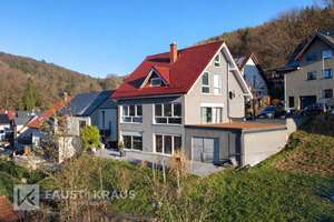 Ankommen und Wohlfühlen – Familienhaus mit Einliegerwohnung & Blick ins Grüne – Die vollständige Adresse der Immobilie erhältst du vom Anbieter., 63874 Dammbach – Vorschaubild 2