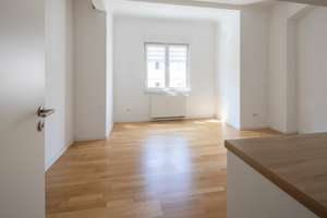 Wohlfühlen am Ostendplatz: Sanierter Altbau, EBK, Balkon & hohe Decken 