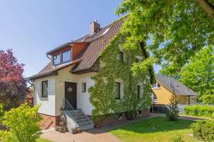 Einfamilienhaus in Kaulsdorf - Mit drei Bädern/WCs, Kamin, Garage, wohnlichem Souterrain – Die vollständige Adresse der Immobilie erhältst du vom Anbieter., 12621 Kaulsdorf, Berlin – Vorschaubild 1