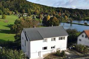 Rarität mit Seeblick - Ein-Zweifamilienhaus in bester Lage von Hohenroda – Die vollständige Adresse der Immobilie erhältst du vom Anbieter., 36284 Hohenroda – Vorschaubild 1