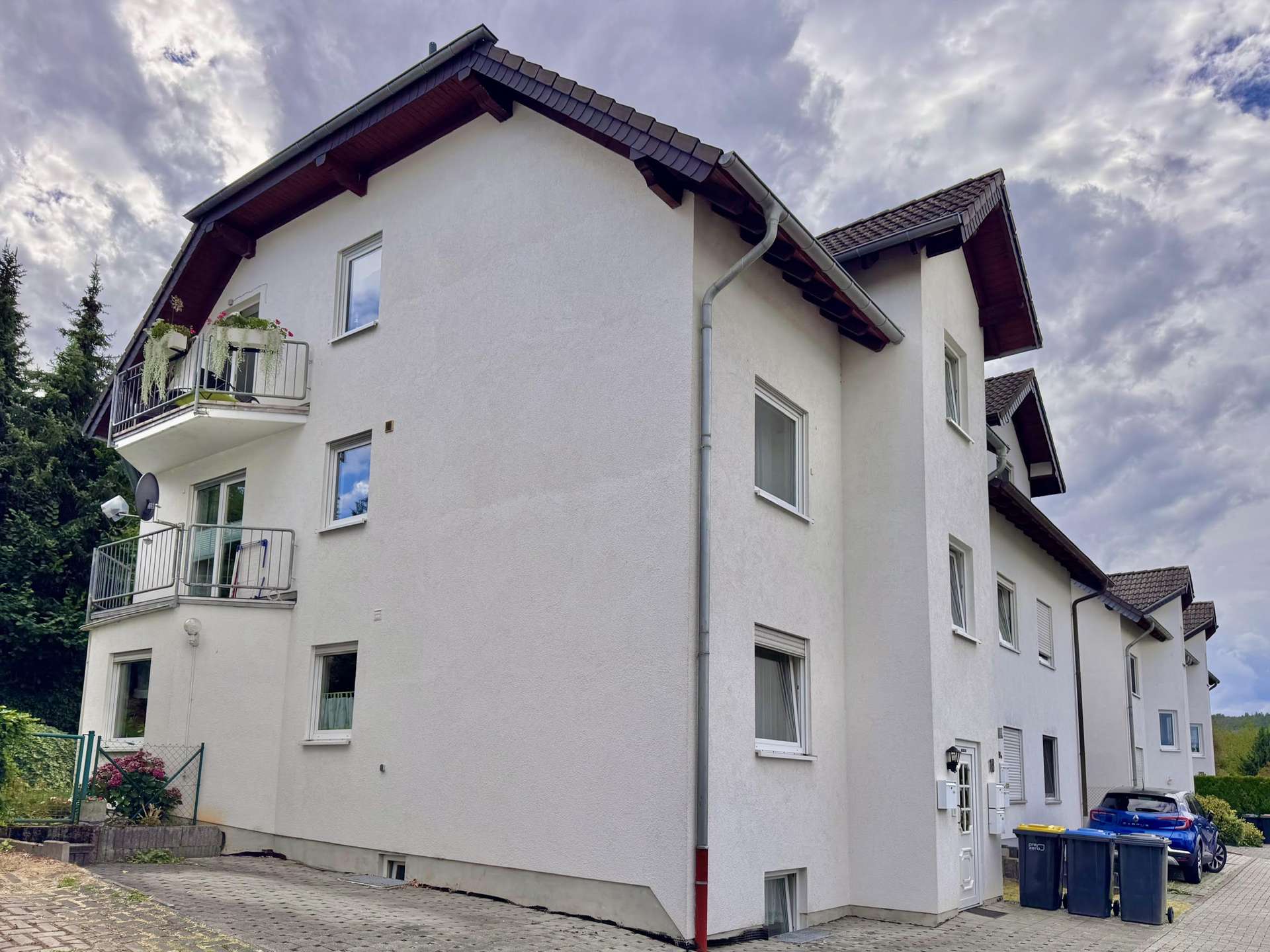 2 Etagen, Einbauk&uuml;che, Balkon, PKW-Stellplatz - was will man mehr ?