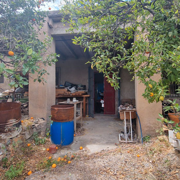 Cortijo mit Grundstück von 11.571 m² mit Obstbäumen in unmittelbarer Nähe des Dorfes