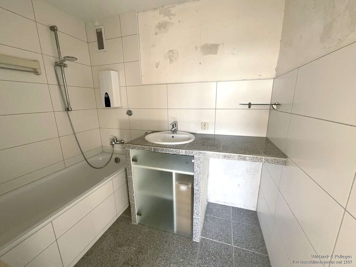 Immobilie in Schwaig bei Nürnberg - Über den Dächern von Schwaig - 3-Zimmer-Wohnung mit Ausblick, Balkon, Einbauküche und Garage - Bild 8